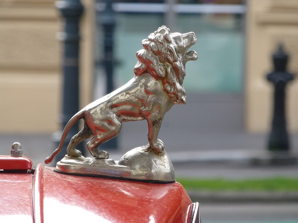 Nussdorfer Löwe auf einem Gräf und Stift Automobil